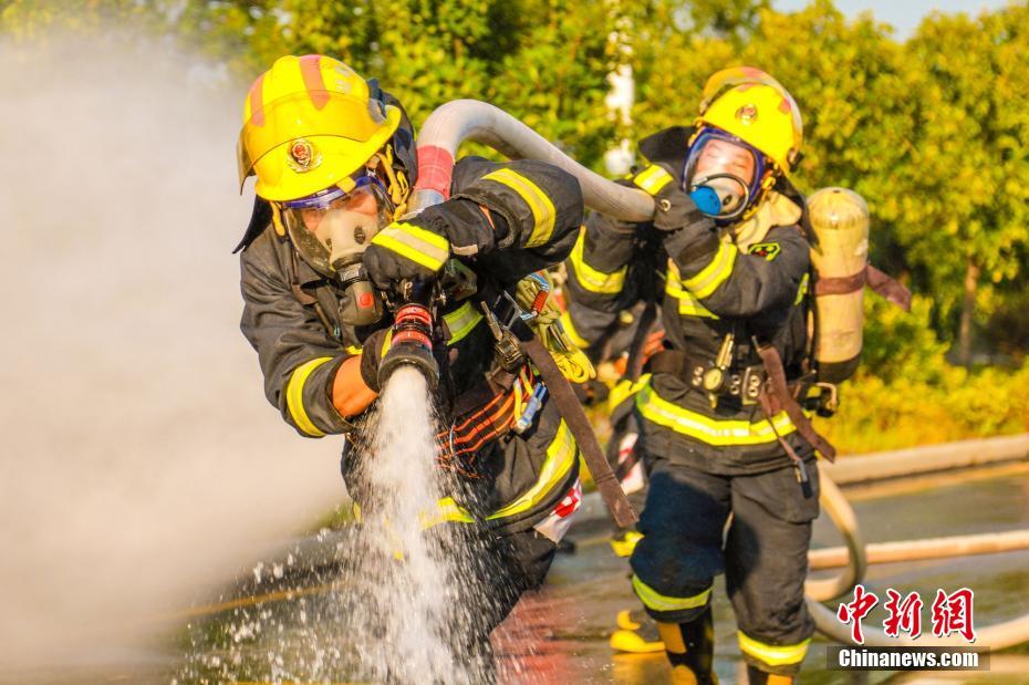 真夏の消防技術大会、40キロの装備品を背負い隊員が技術を競う