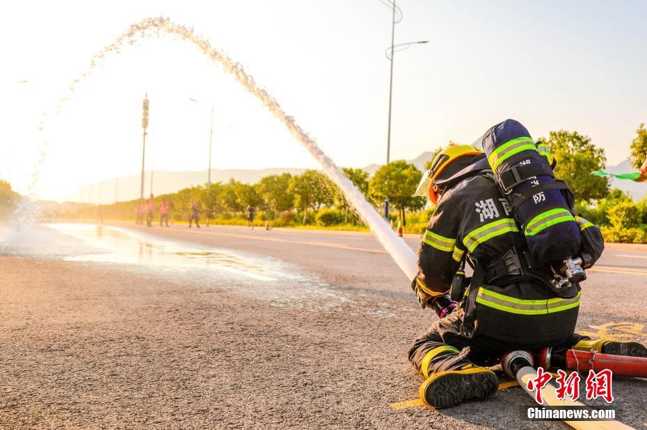 真夏の消防技術大会、40キロの装備品を背負い隊員が技術を競う