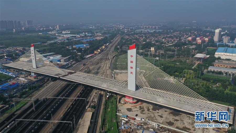 8万トン超の重量級「空中バレエ」 特大斜張橋の回転架設　河北省