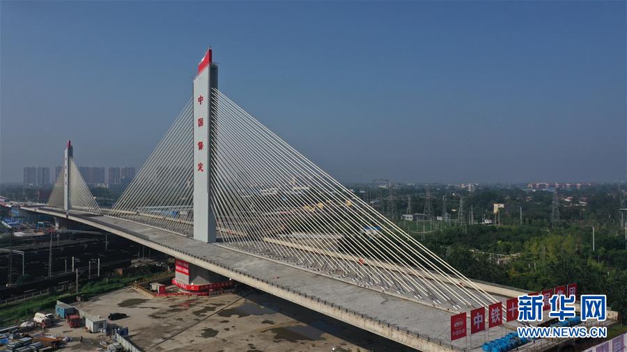 8万トン超の重量級「空中バレエ」 特大斜張橋の回転架設　河北省