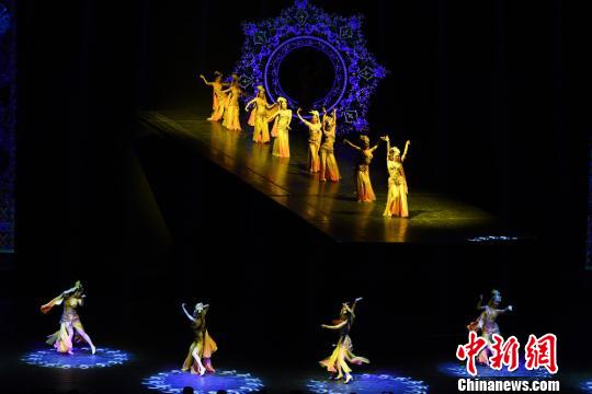 シルクロード千年の歴史描く中国初の「砂の舞台劇」公演