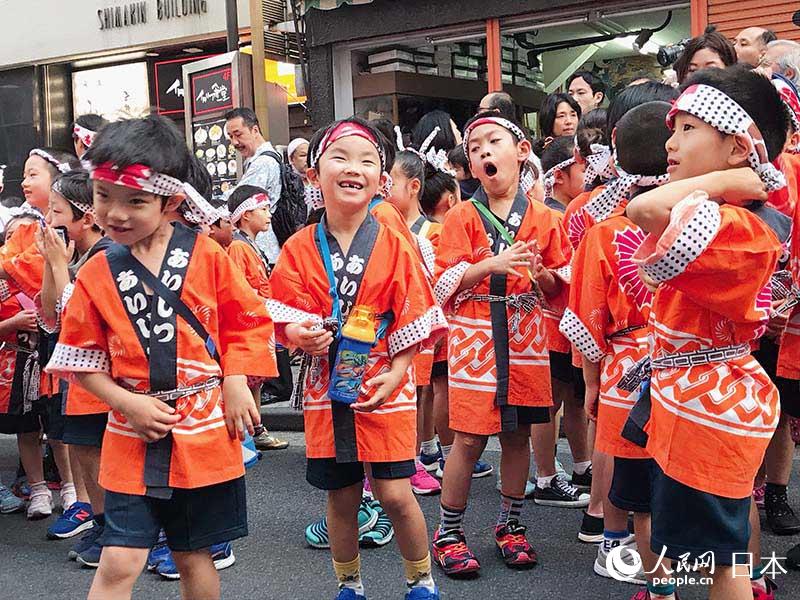 通りに響く「ヨイヨイヨイヨイ！」 東京・神楽坂で阿波踊り大会