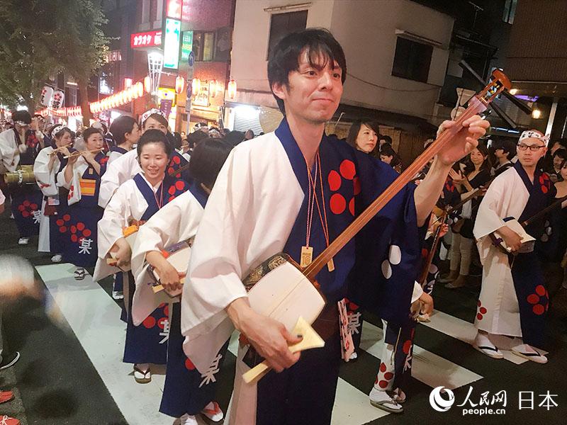 通りに響く「ヨイヨイヨイヨイ！」 東京・神楽坂で阿波踊り大会