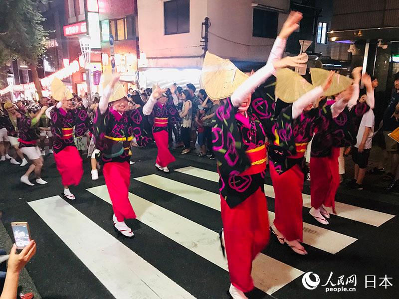 通りに響く「ヨイヨイヨイヨイ！」 東京・神楽坂で阿波踊り大会