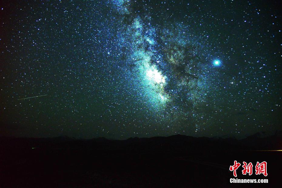 手を伸ばせば届きそう！眩しく輝く星が美しい祁連山の草原