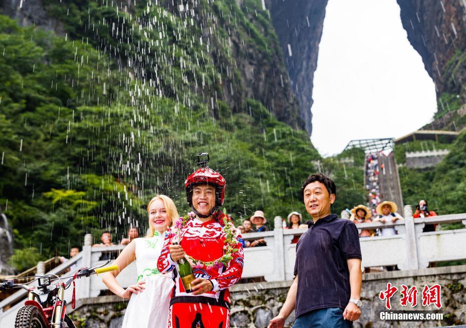 中国の電動トライアルバイク選手が石段999段走破　湖南省張家界