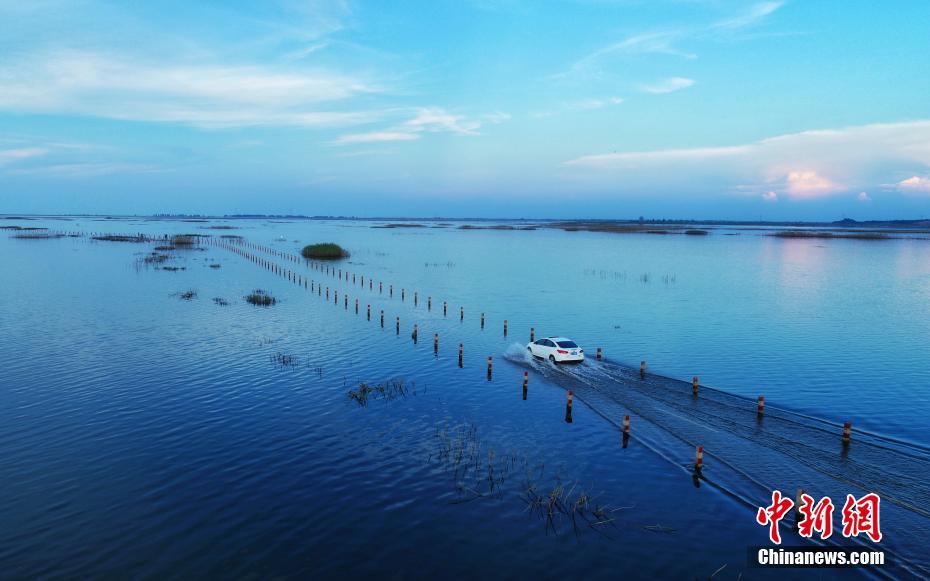 「最も美しい水上の道」で水と空が同じ色に染まる絶景　江西省永修