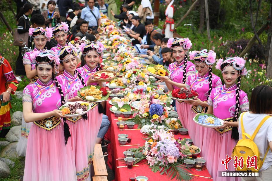 雲南省麗江市で開かれた花料理を楽しめる「百花宴」の様子（撮影・楊晨）。