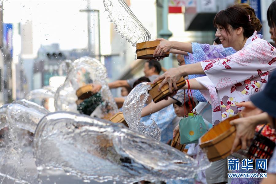 銀座の夏を涼しく！浴衣姿で「打ち水」 日本・東京