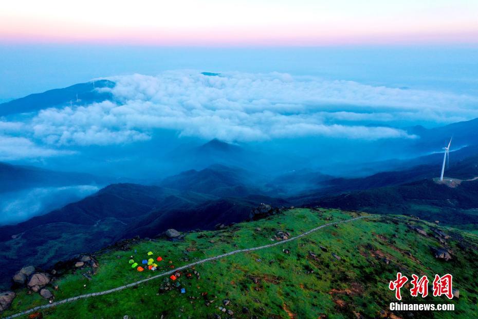 8月4日早朝、玉華山の主峰で壮麗な雲海の景色を楽しむアウトドア愛好家たち（撮影・李福孫）。