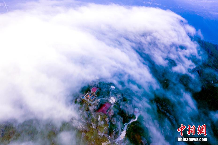 壮麗な雲海の日の出　江西省玉華山