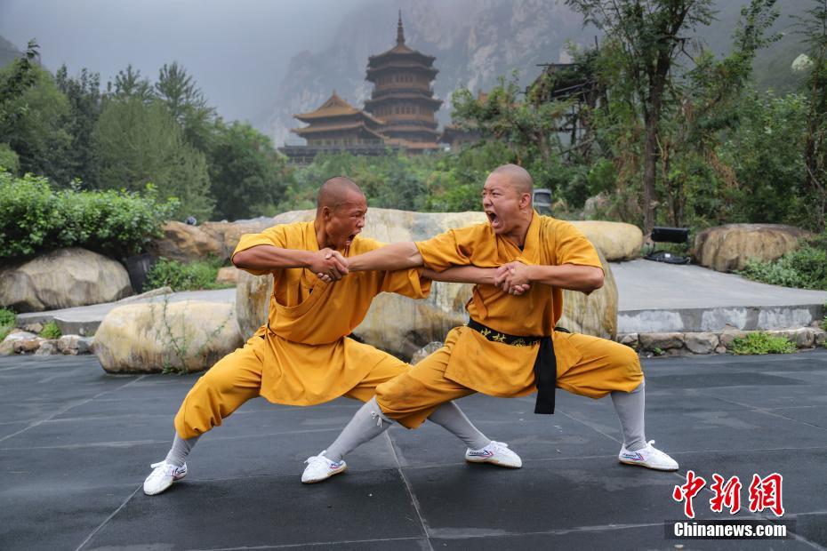 酷暑の中、カンフーの鍛錬に励む少林寺の僧侶たち　河南省登封