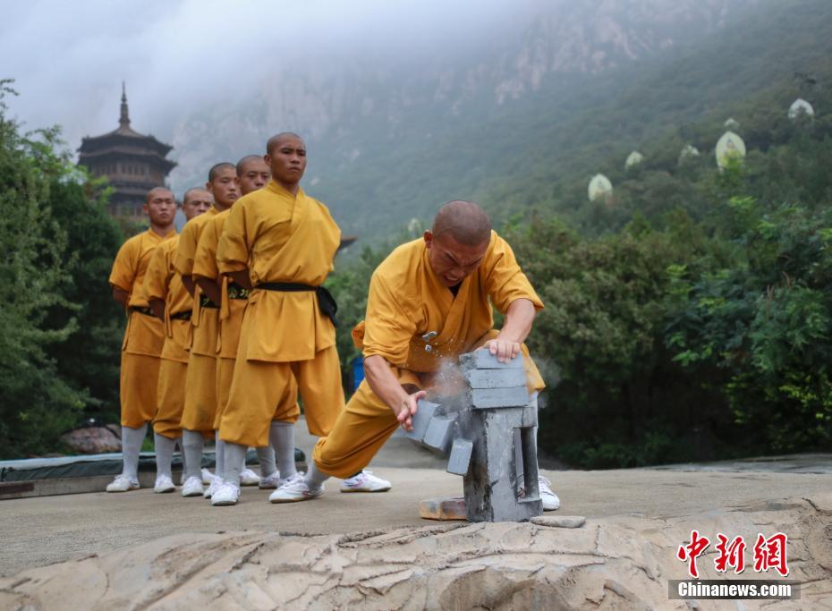 酷暑の中、カンフーの鍛錬に励む少林寺の僧侶たち　河南省登封