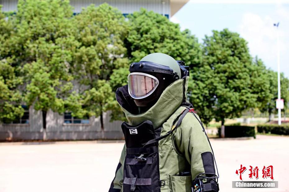 重さ35キロの防爆防護服を着て炎天下で日常訓練を行う特殊警察官（撮影・梅涛）。