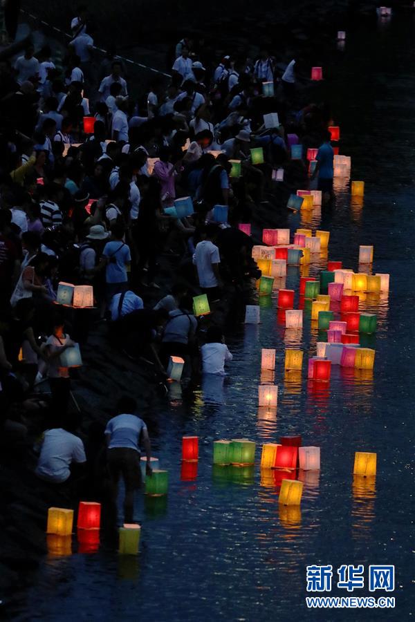 原爆犠牲者を追悼し、平和訴える広島市民