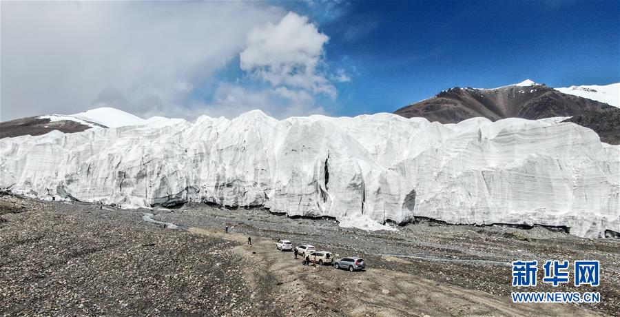 今にも流れ落ちてきそうな勢い見せる拉布拉氷河　チベット