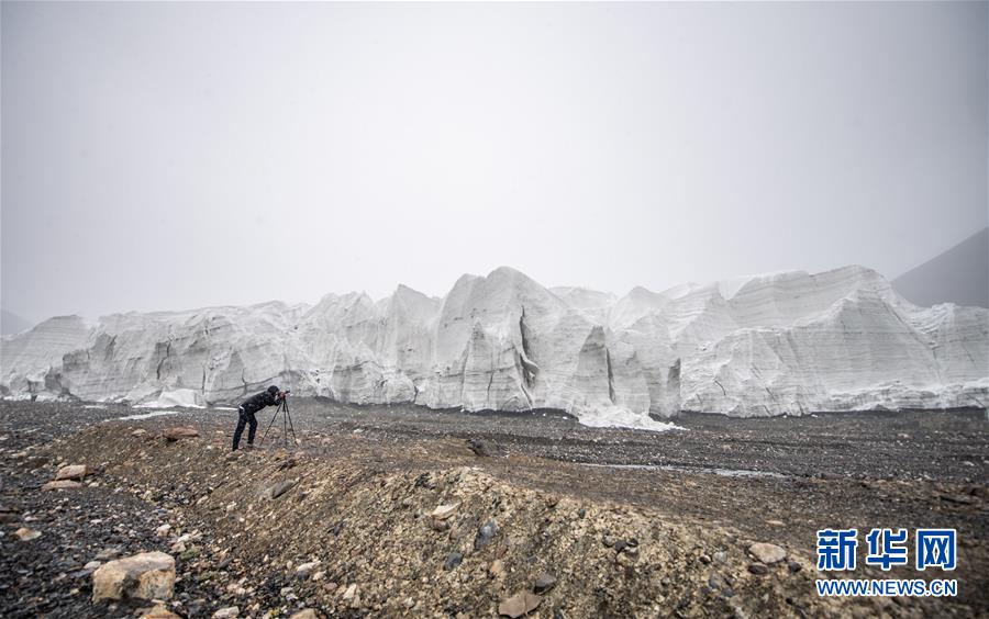 今にも流れ落ちてきそうな勢い見せる拉布拉氷河　チベット