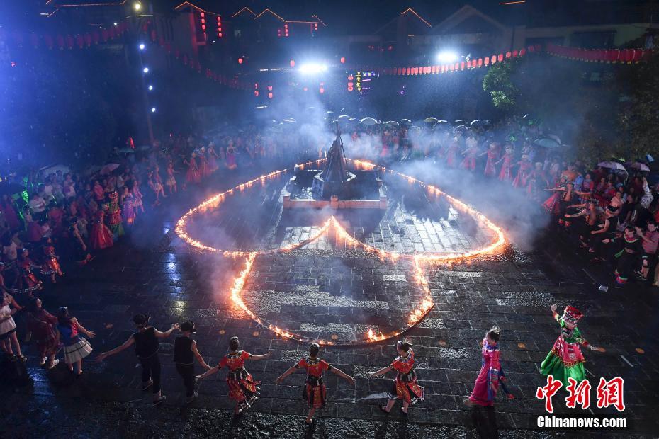 張家界で少数民族の男女が巨大「同心鎖」に点火し七夕祝う　湖南省
