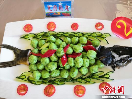 観光客の舌を楽しませる新疆布爾津の「冷水魚盛宴」イベント