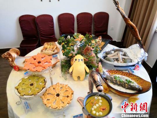 観光客の舌を楽しませる新疆布爾津の「冷水魚盛宴」イベント