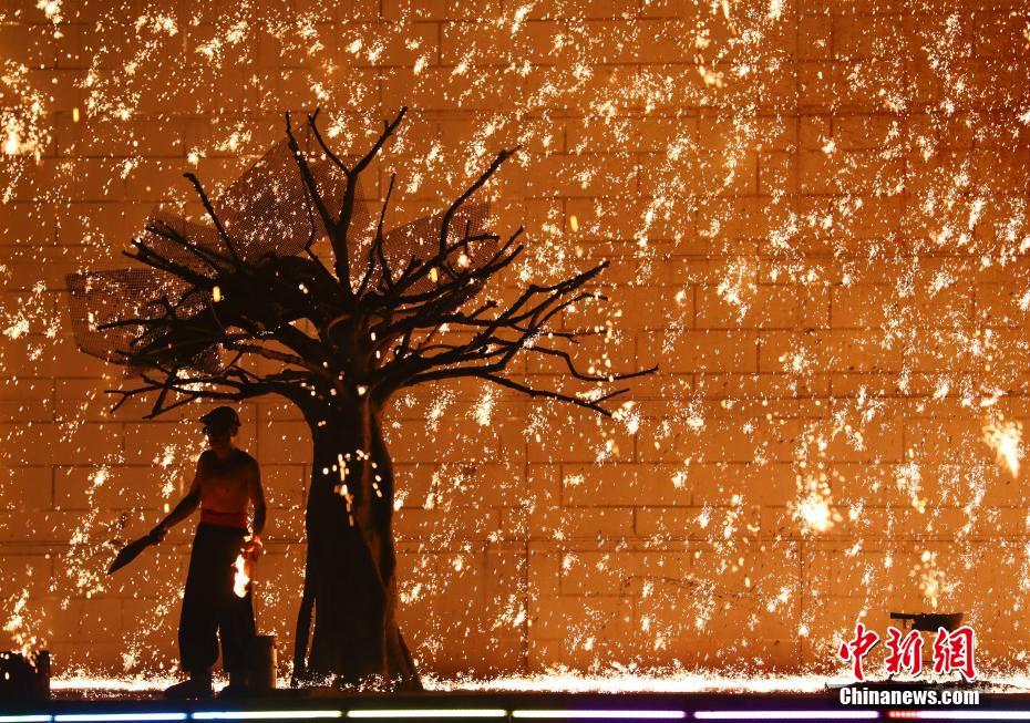 夏の夜空を照らす充実のナイトライフ　北京世界公園「夢幻仲夏カーニバル」