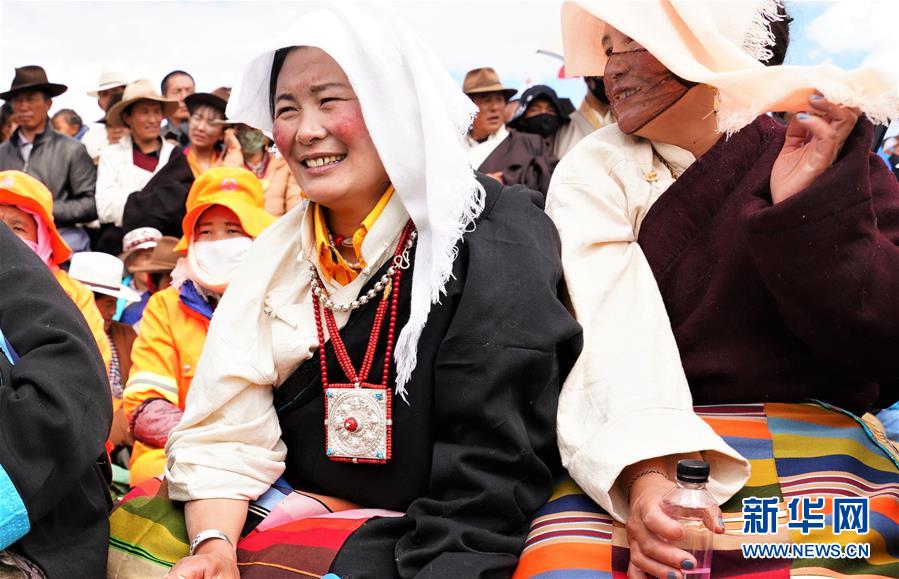 チベットの高地で牧畜民女性だけの綱引き大会