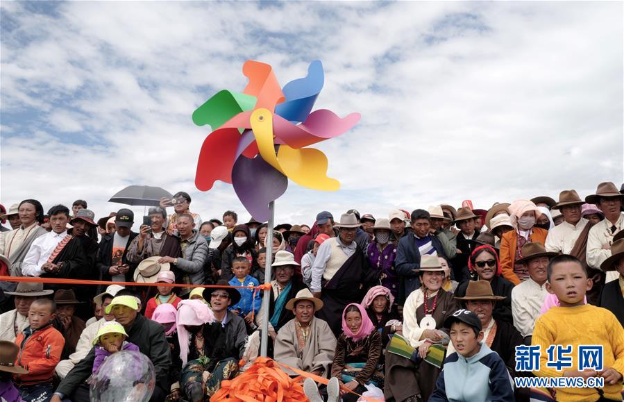 チベットの高地で牧畜民女性だけの綱引き大会