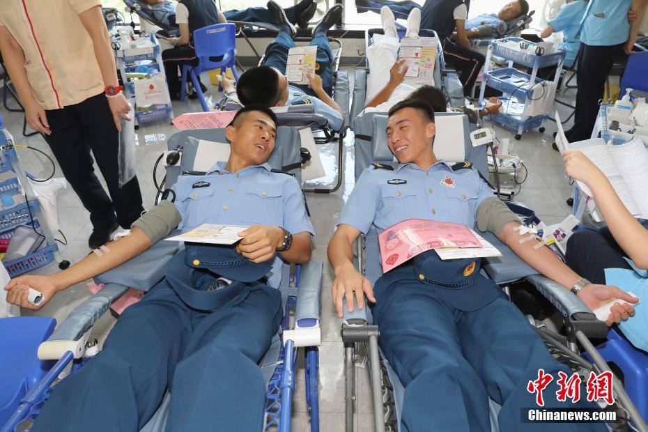 献血する香港地区駐在部隊の将兵（撮影・謝光磊）。