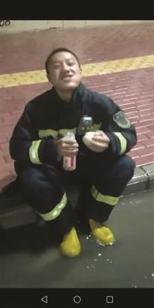 包子を頬張る「00後（2000年代生まれ）」の消防隊員・吉候牛培さん