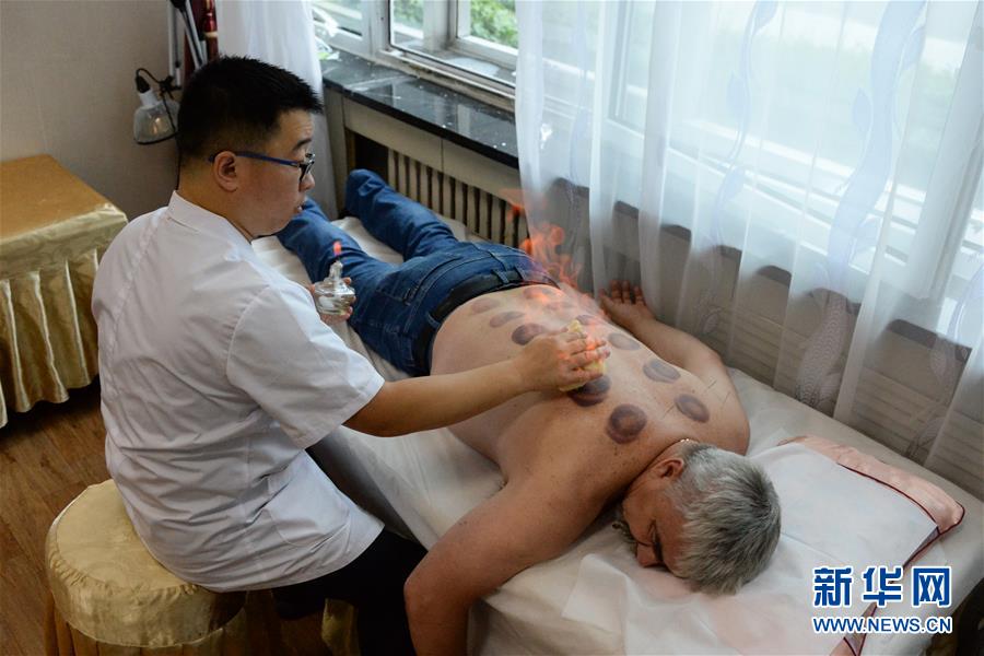 中医学治療を受けるロシア人が年々増加　黒竜江省