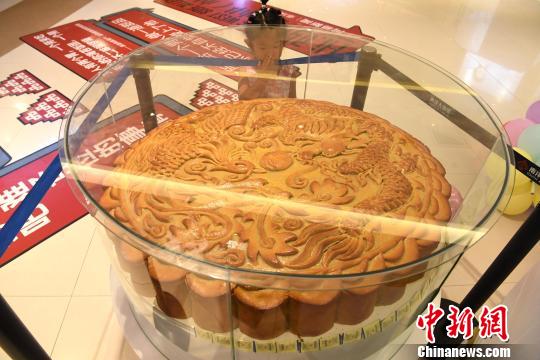 重慶市に巨大な月餅が登場　価格は約42万円！