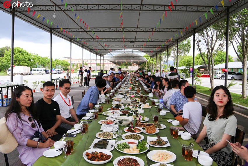 雲南省勐海県大益農園内で開かれた「長街宴」の様子（写真著作権は東方ICが所有のため転載禁止）。