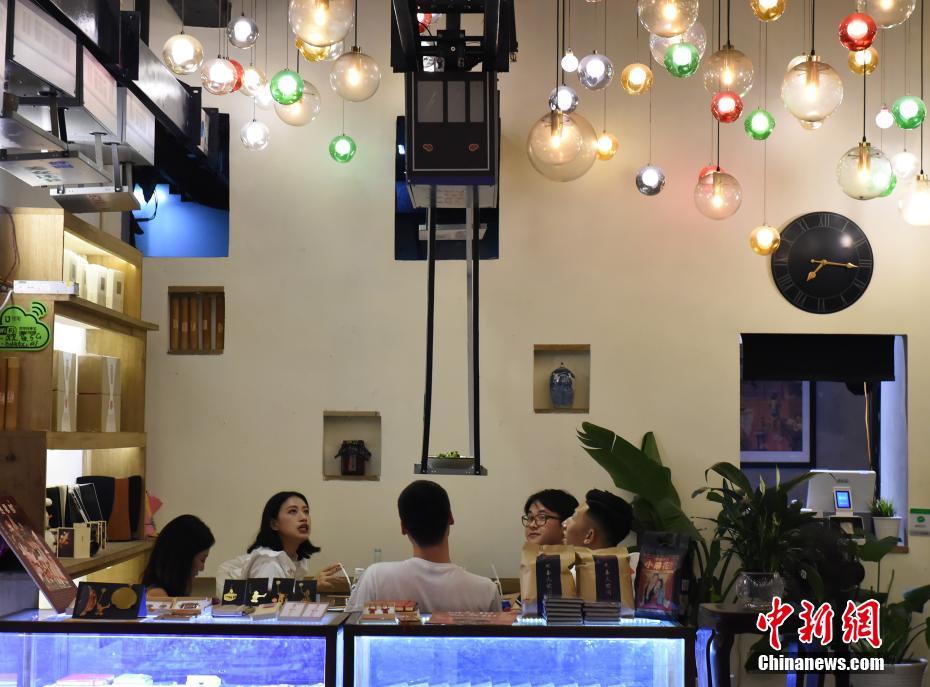 「モノレール」が料理を運んでくれる重慶のレストラン