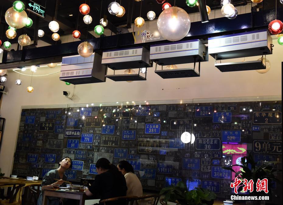 「モノレール」が料理を運んでくれる重慶のレストラン