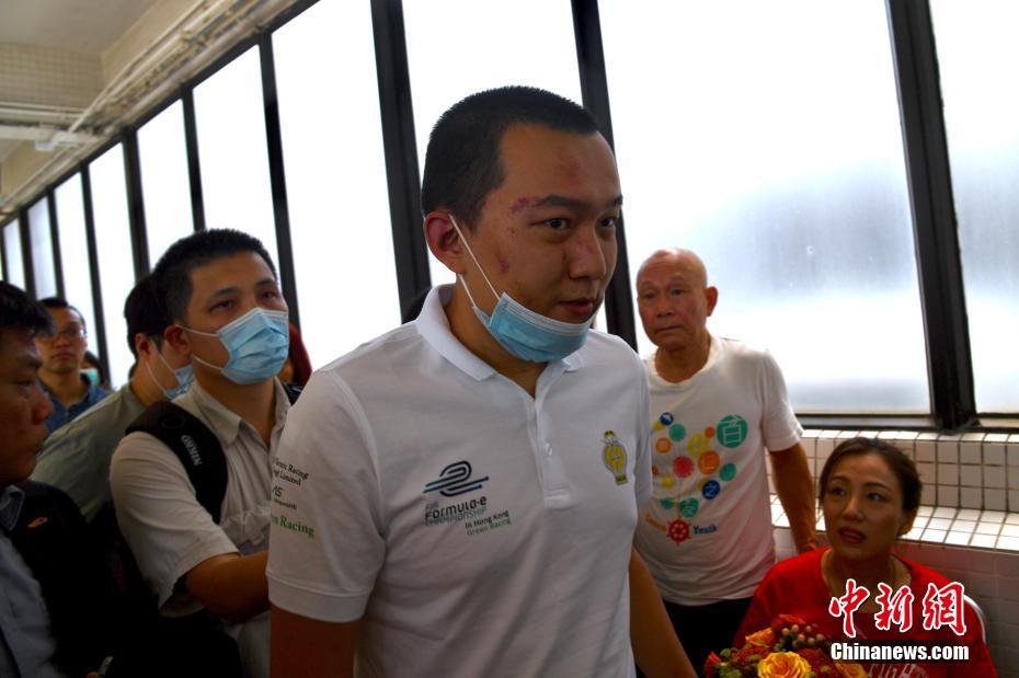 香港新界葵青区の瑪嘉烈医院を訪れ、香港国際空港でデモ隊に殴打された環球網の付国豪記者を自発的に見舞い、声援を送る多くの香港市民や団体（8月14日、撮影・李志華）。