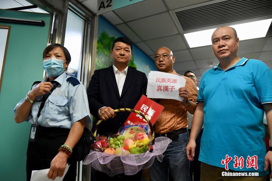 香港市民が暴徒に殴打された中国大陸部の記者を自発的に見舞う