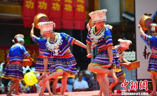 ミャオ族の里で伝統のお祭り「跳香節」　広西・竜勝