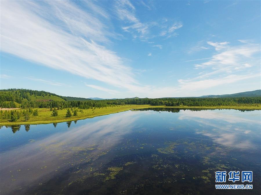 青々とした木々と湖が美しい夏のアルシャン　内蒙古