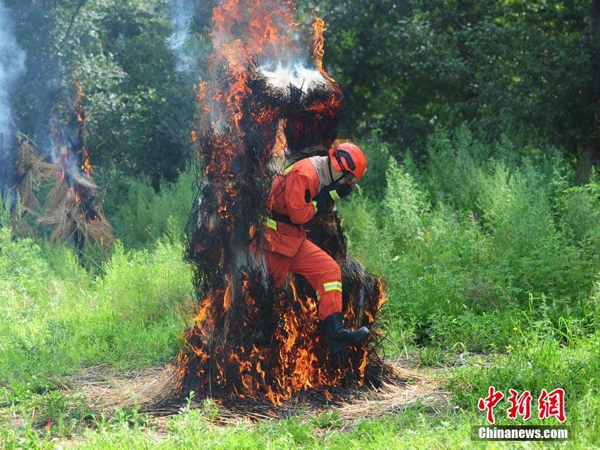 燃え盛る火の中に飛び込め！新人森林消防隊員の精神を鍛練　吉林省