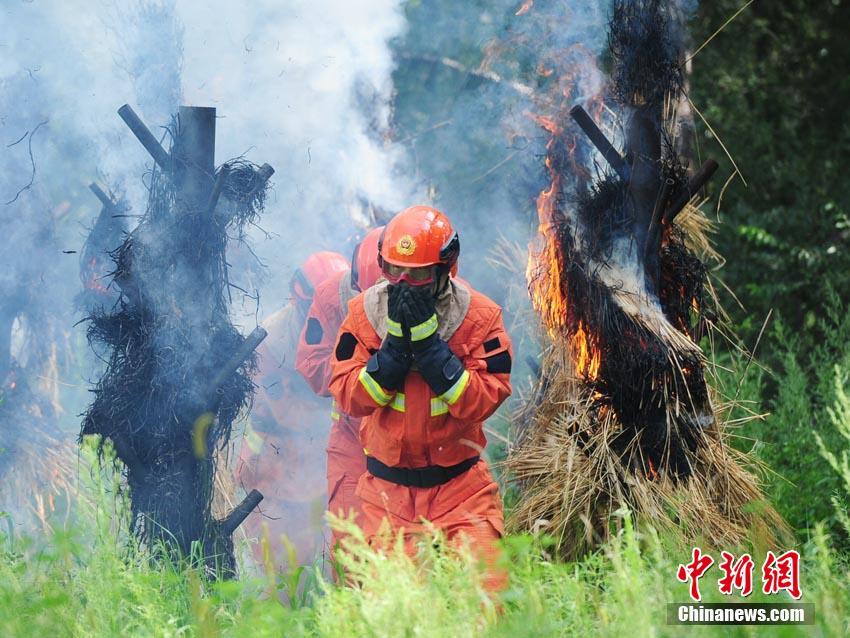 燃え盛る火の中に飛び込め！新人森林消防隊員の精神を鍛練　吉林省