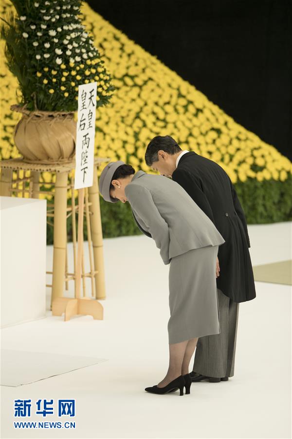 8月15日、東京で行われた「全国戦没者追悼式典」に出席した徳仁天皇（右）と雅子皇后（撮影・杜瀟逸）。