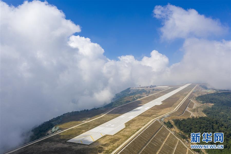 長江三峡の「雲の上の空港」が正式に運用開始