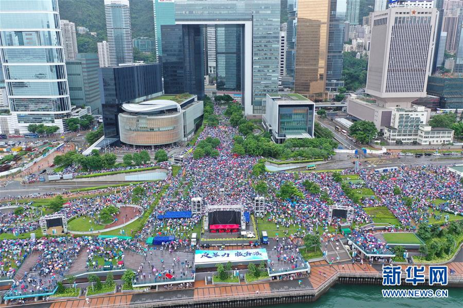 香港各界の人々が集まって金鐘の添馬公園で行われた「暴力反対、香港を救おう」集会の様子（8月17日にドローンで撮影・呂小煒）。