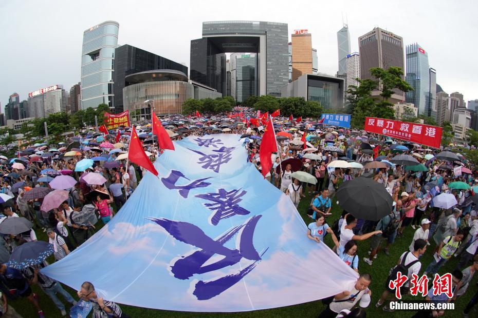 香港で「暴力反対、香港を救おう」集会　市民47万人以上が参加
