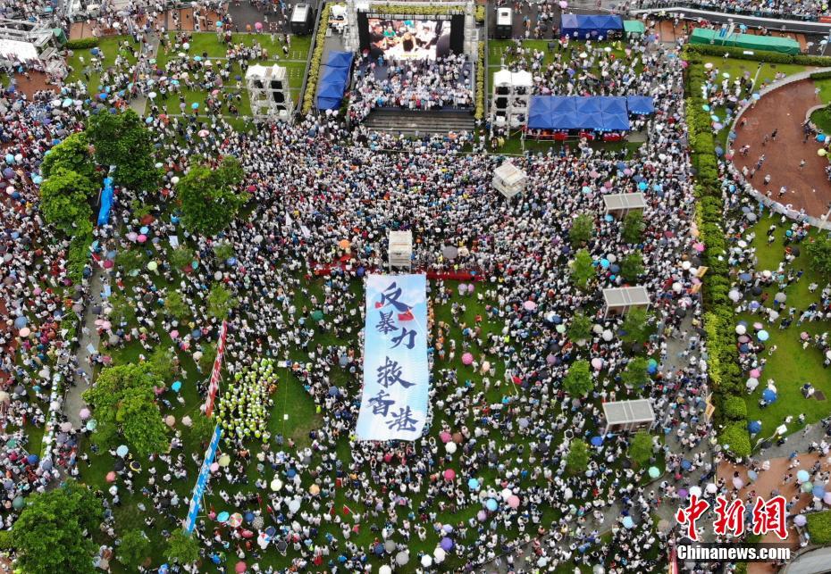 香港で「暴力反対、香港を救おう」集会　市民47万人以上が参加