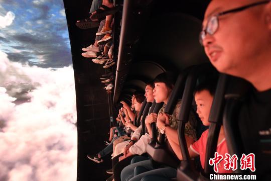 「360度スクリーン飛行シアター」で没入式5D映像を体験　広州