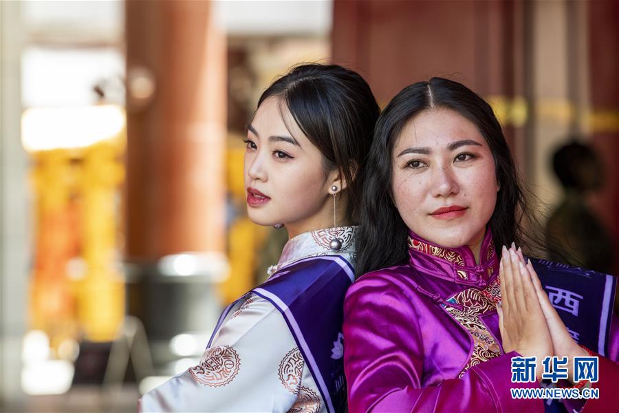 18日、チベット風のファッションを披露するモデルたち（撮影・孫非）。