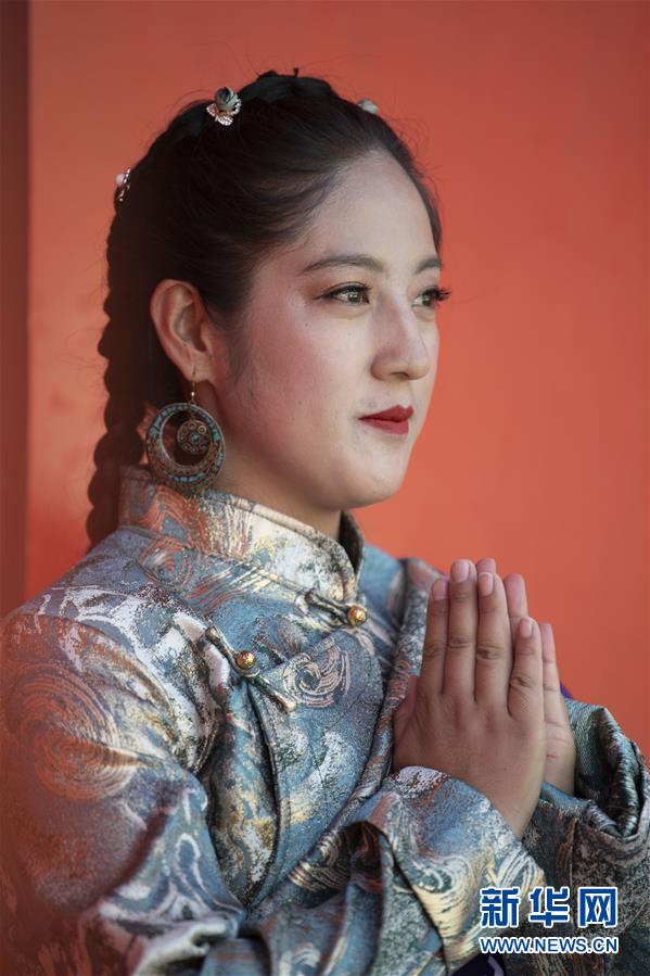 チベット風のファッション、ラサで披露