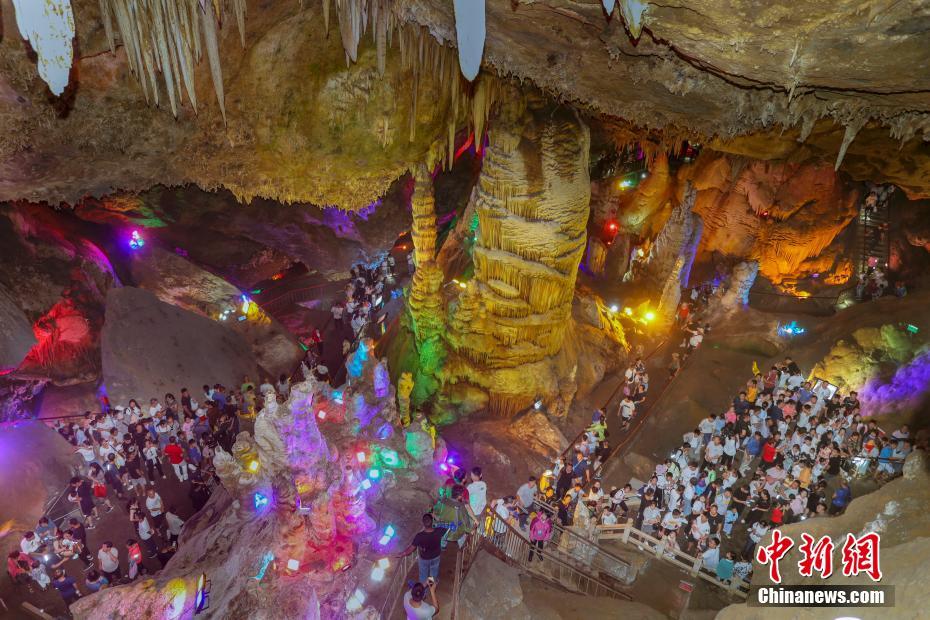 河南省洛陽市で、鍾乳洞の景観を観賞しながら涼を取る市民（撮影・王中挙）。