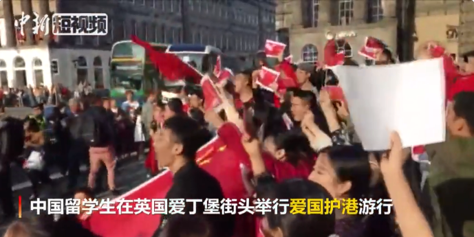 英国で学ぶ中国人留学生が「過火」を声高らかに合唱し、香港の過激なデモ参加者に対する怒りを表明した。歌詞の中に、「どうして君をとがめることができるだろう？ それは君に自由をあげ過ぎた僕のせい」という一節がある。